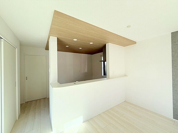 キッチンからリビング全体を見渡せます。