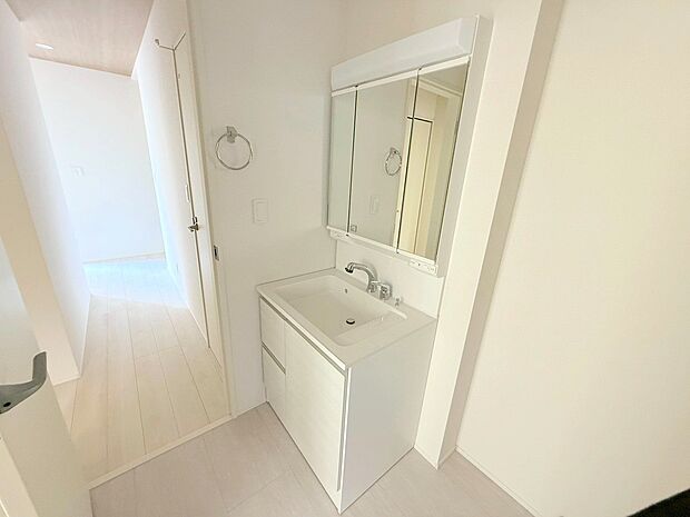 鏡の裏側には細かい物も収納でき、スッキリ片付いた洗面台に。