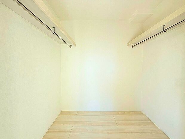 衣類や小物をたっぷり収納できます。