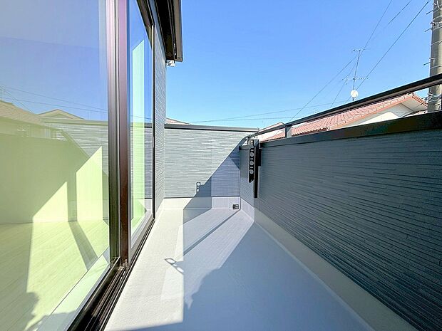 陽当たりの良いバルコニーを2ヶ所設けました。