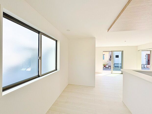 キッチンからリビングまでたっぷりと光が注ぎ、明るく気持ちの良いLDK。