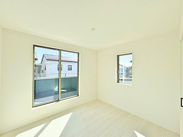 日照に恵まれたお部屋。豊かな陽光がこの場所を照らしだします。