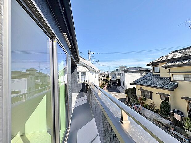 圧迫感のない眺望で明るく開放的な立地です。