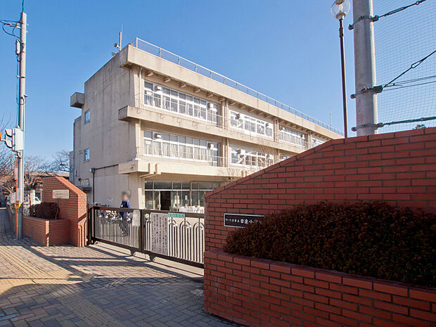 日進小学校まで約1000m