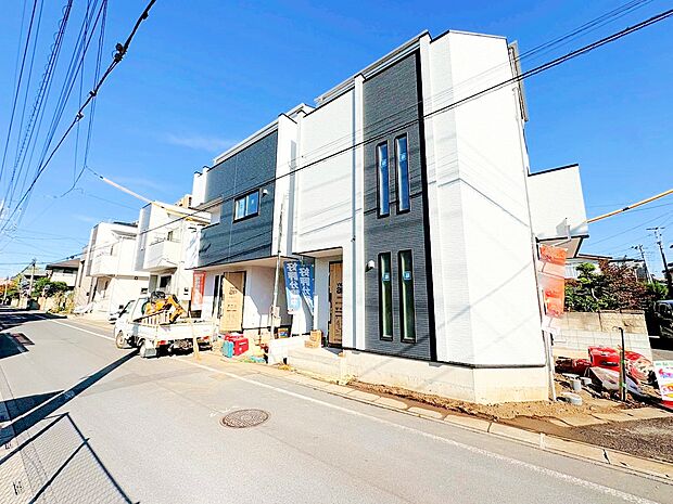 陽光あふれる角地に佇む優雅な邸宅です。(令和7年11月 撮影)