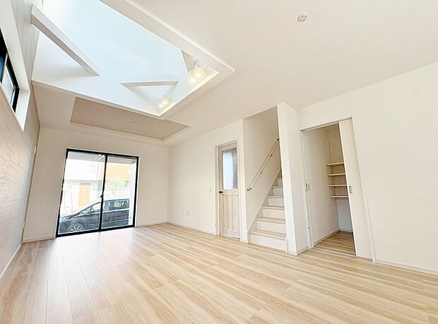 自然光が降り注ぐ明るくナチュラルな内装のリビングに仕上げました。