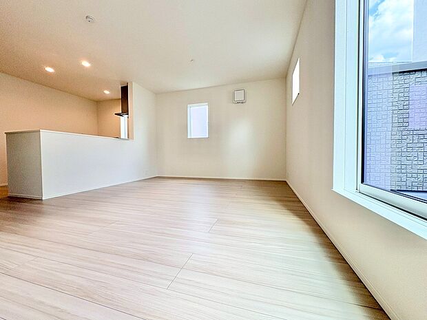 室内には豊かな陽光が注ぎ込み、爽やかな住空間を演出。