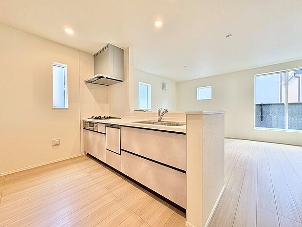 ダイニングとつながるキッチンからは家中が見渡せます。