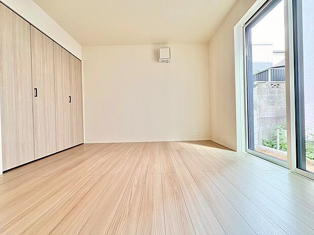 朝は自然光が差し込みスッキリと目覚めそうです。