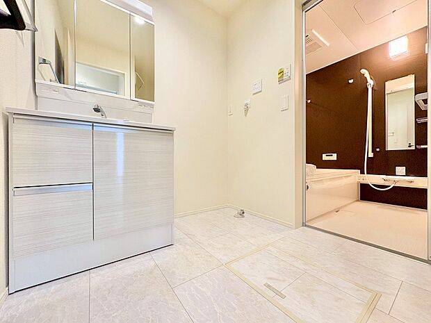 ゆとりある洗面スペースなら、朝の身支度と家事の時間が重なっても安心です。