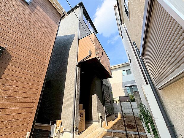 与野駅まで徒歩9分、与野本町駅まで徒歩12分の立地。道路から距離を置き、優美に佇む外観です。(令和7年7月 撮影)