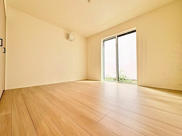 心地よい春の風が室内に静かに流れてきます。