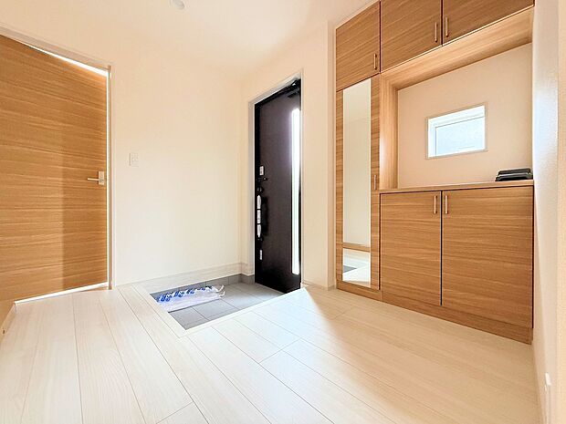 広々とした玄関には拘りました。季節ごとのお花を飾るのも良いですね。