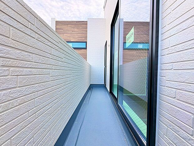 キッチンからも出入りできるバルコニーです。