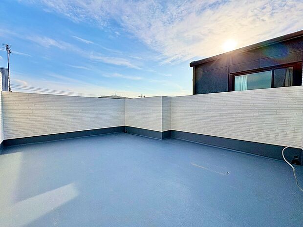 9.5帖のルーフバルコニーのある邸宅。自然光と風を取り込める家族の憩いの場。