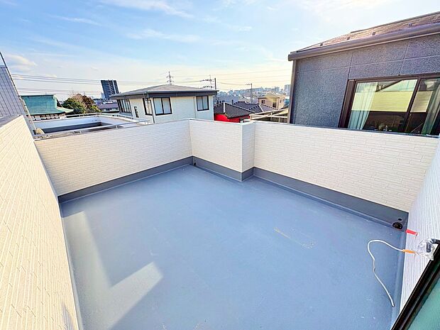 バルコニーに出た時、頬をなでる優しい風を感じます。