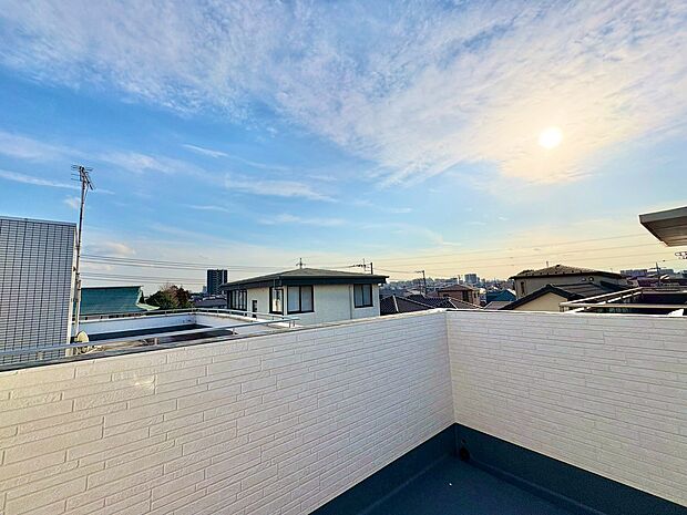 通風・採光にも優れ、心地よい光と風があふれています。