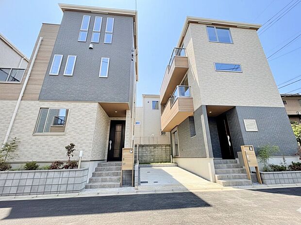 右側が当物件。陽光あふれる角地に佇む優雅な邸宅。