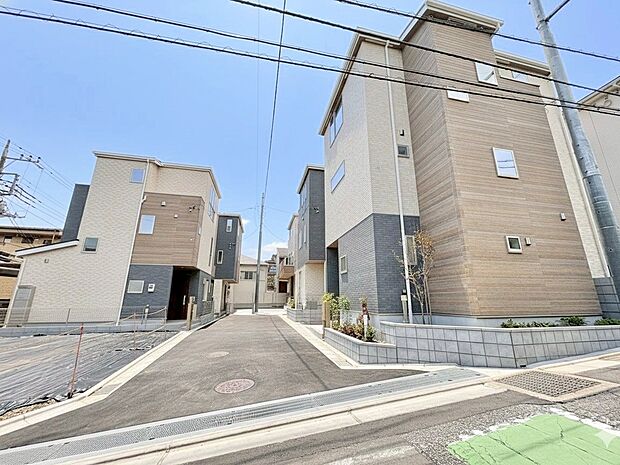 右手前が当物件。洗練されたデザインの外観が街並みに彩りを演出します。