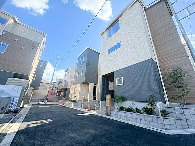 リビングには床暖房が完備されており、快適な空間でお過ごしいただけます。