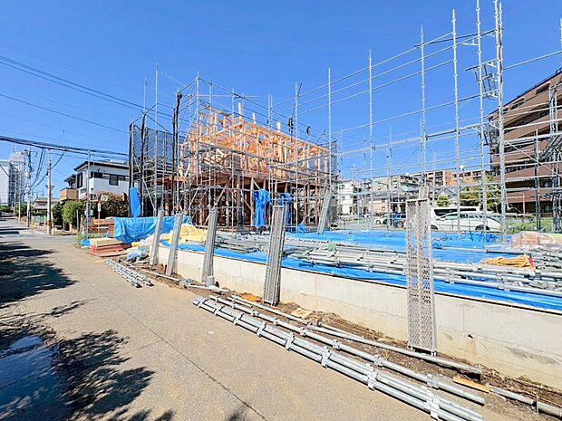 シャープなフォルムで佇む外観。(令和7年9月 撮影)