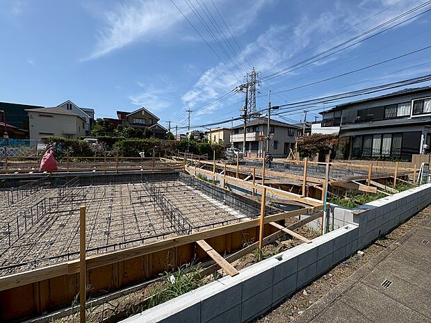 南東向きのバルコニーで陽当たり良好なお住まい。(令和7年8月 撮影)