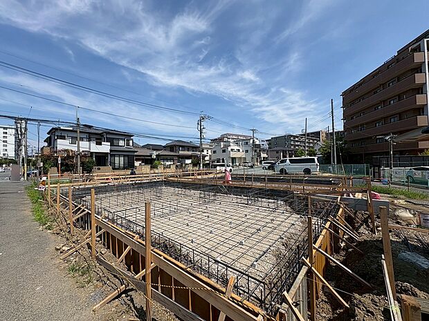 洗練されたデザインの外観が街並みに彩りを演出します。(令和7年8月 撮影)