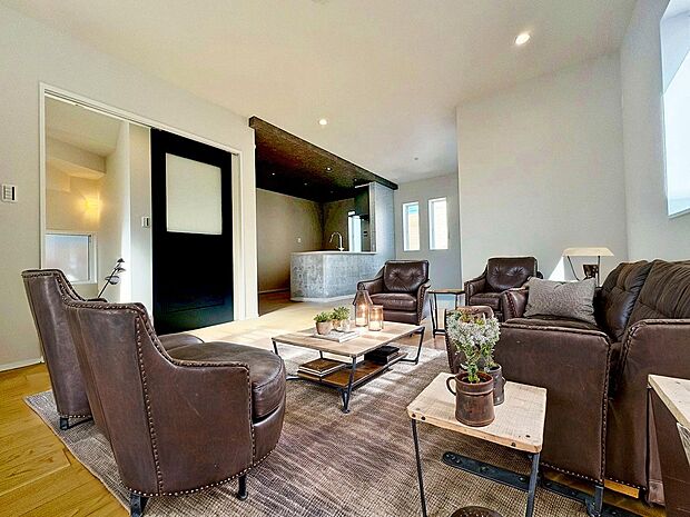 プライバシーに配慮した2階リビング設計。※現況写真にCGによる画像処理済。