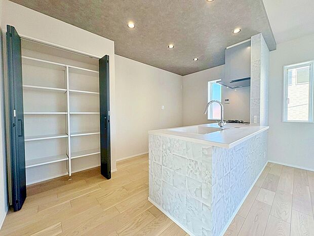 収納も多く、大きな鍋やフライパン、調味料などもスッキリ片付きます。