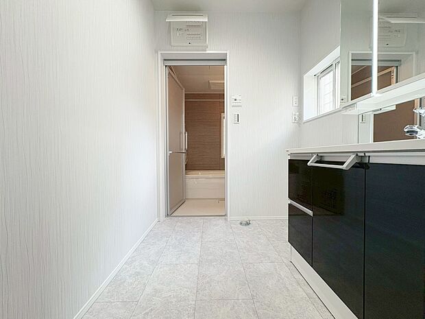 玄関のそばに洗面室を設けました。帰宅後すぐに手洗いできます。