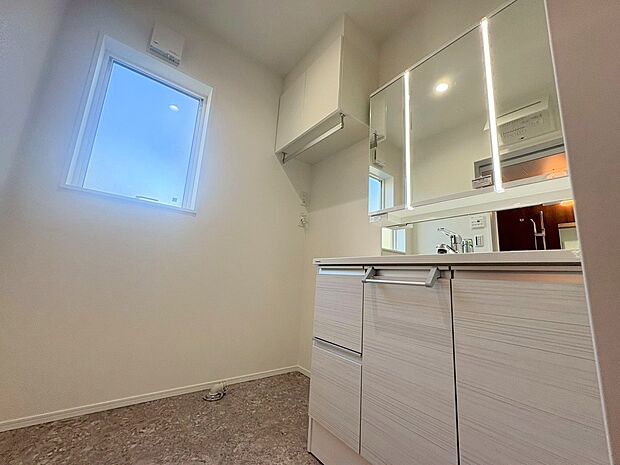 湿気がこもりやすい洗面所には窓があり換気がしっかり行えます。