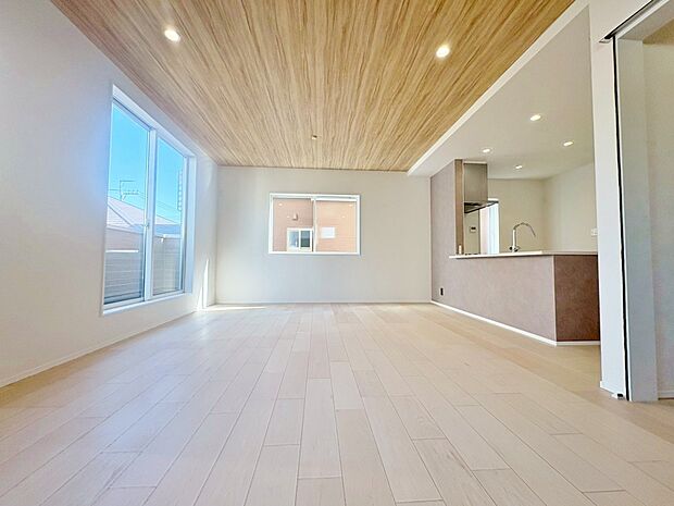 LDK18.7帖。床暖房を完備したリビングは陽当たりの良い2階に設けました。