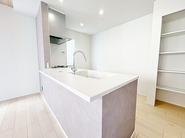 パントリーを設置し、食品や生活用品などスムーズに収納できます。