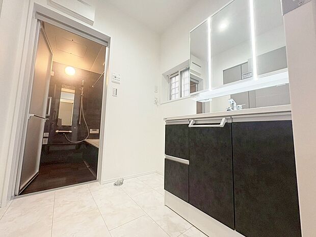 鏡の裏側には細かい物も収納でき、スッキリ片付いた洗面台に。