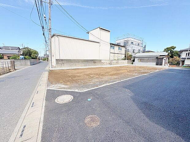 キッチンそばに水回りを集約した家事効率の良い動線を確保しました。(令和7年10月 撮影）