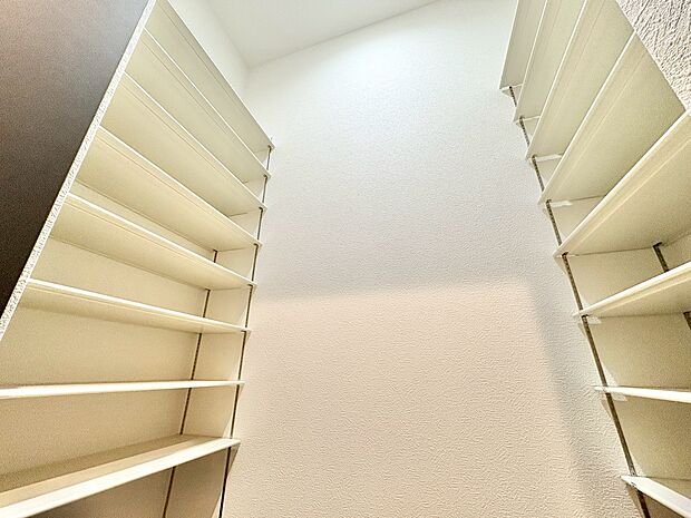 大きなシューズクロークは使い心地が良く収納力も高いです。