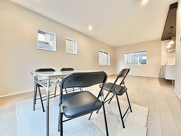 リビングには床暖房が設置され楽しい時間をより快適にしてくれます。