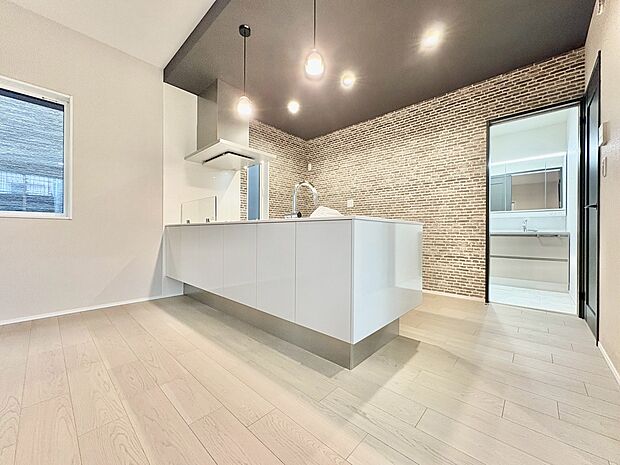 ダイニングに座るご家族やお客様と会話しながらお料理ができます。