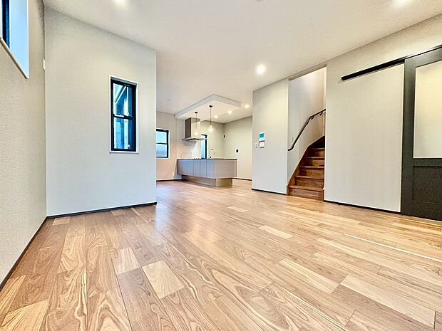 洗練された雰囲気のリビングは、長居したくなる居心地の良い空間です。