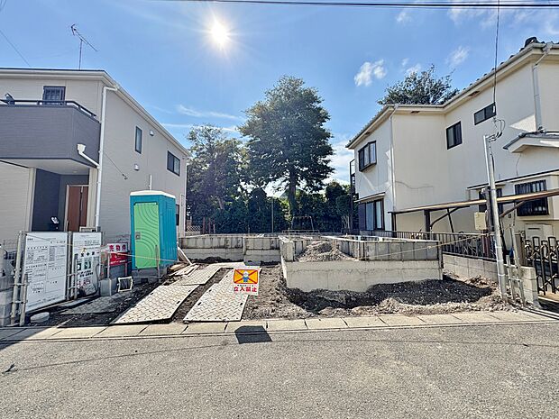 自然と家族のコミュニケーションが生まれるリビングイン階段。(令和7年10月 撮影)