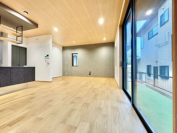 窓から注ぐ明るい陽差しが、広々としたＬＤＫを演出。