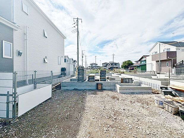 カースペースには並列2台駐車可能です。(令和7年10月 撮影)