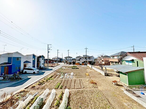 いつまでも輝き続けながら、いつしか街の風景に溶け込んでいきます。
