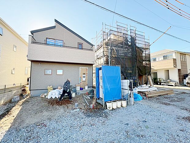 充実したプライベートタイムを過ごせるリビングと続き間の洋室を備えています。(令和7年12月 撮影)