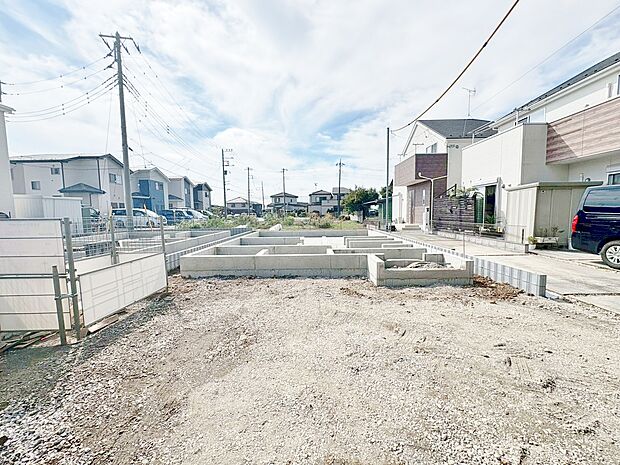 カースペースには並列で2台駐車可能です。(令和7年10月 撮影)