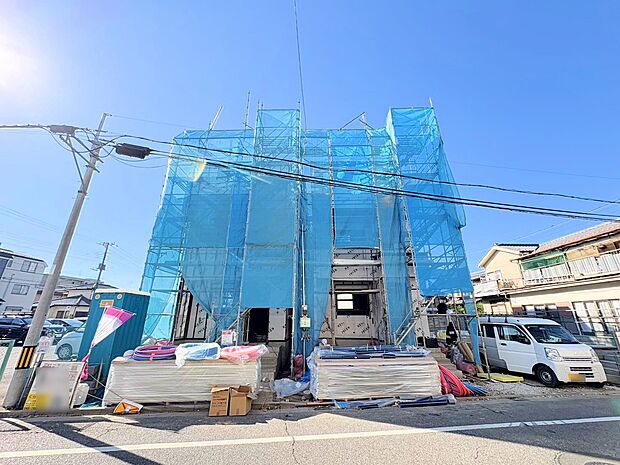 中央が当物件。プライバシーに配慮した2階リビング設計。(令和7年11月 撮影)