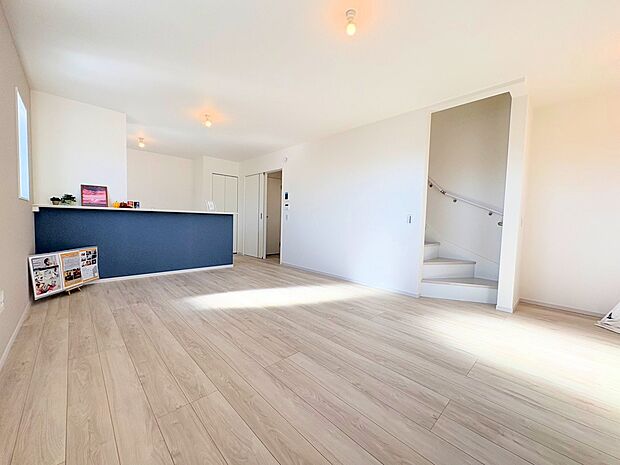 室内には豊かな陽光が注ぎ込み、爽やかな住空間を演出。