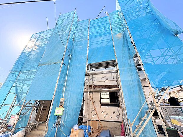 左端が当物件。プライバシーに配慮した2階リビング設計。(令和7年11月 撮影)