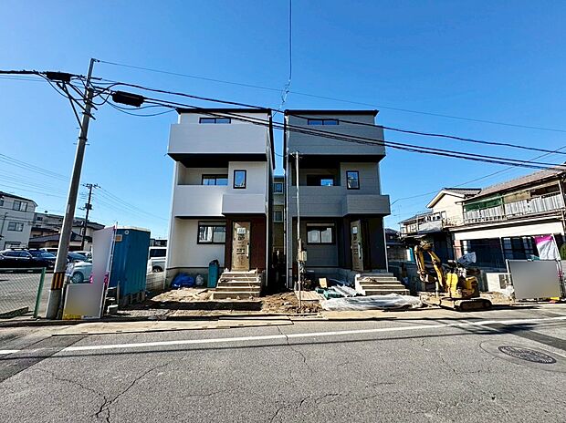 左端が当物件。キッチンからリビング全体を見渡せ、会話を楽しみながらお料理できます。(令和7年12月 撮影)