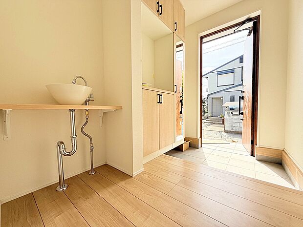 帰宅後すぐに手洗いできる洗面コーナーを設けました。